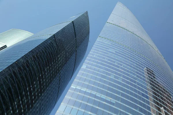 Moskova, Rusya - 13 Ağustos 2017: Düşük açılı görünüş Moscow City gökdelenlerin. Şehir merkezinde bir fütüristik tasarımı ile modern bir ticari binalar Moskova-City (Moskova Uluslararası İş Merkezi) olduğunu.