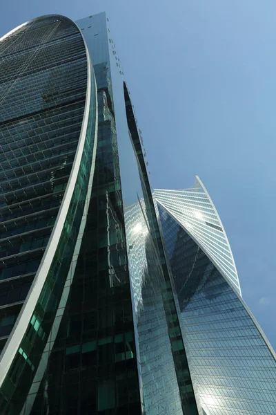 Moskova, Rusya - 13 Ağustos 2017: Düşük açılı görünüş Moscow City gökdelenlerin. Şehir merkezinde bir fütüristik tasarımı ile modern bir ticari binalar Moskova-City (Moskova Uluslararası İş Merkezi) olduğunu