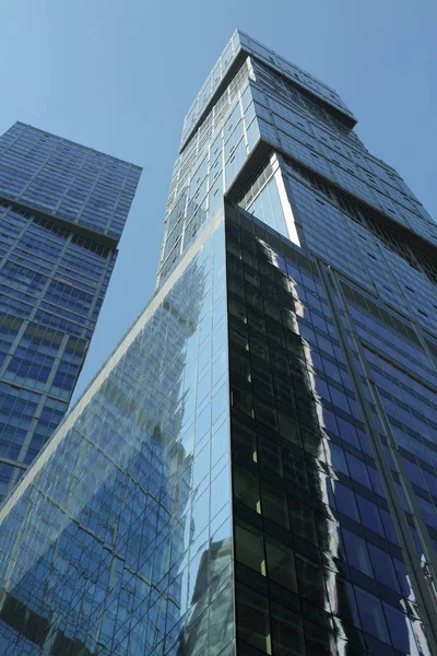 Moskova, Rusya - 13 Ağustos 2017: Düşük açılı görünüş Moscow City gökdelenlerin. Şehir merkezinde bir fütüristik tasarımı ile modern bir ticari binalar Moskova-City (Moskova Uluslararası İş Merkezi) olduğunu.