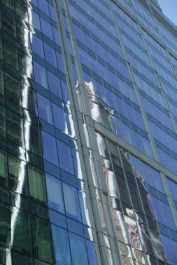 Moskova, Rusya - 13 Ağustos 2017: Düşük açılı görünüş Moscow City gökdelenlerin. Şehir merkezinde bir fütüristik tasarımı ile modern bir ticari binalar Moskova-City (Moskova Uluslararası İş Merkezi) olduğunu