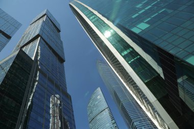 Moskova, Rusya - 13 Ağustos 2017: Düşük açılı görünüş Moscow City gökdelenlerin. Şehir merkezinde bir fütüristik tasarımı ile modern bir ticari binalar Moskova-City (Moskova Uluslararası İş Merkezi) olduğunu.