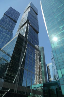Moskova, Rusya - 13 Ağustos 2017: Düşük açılı görünüş Moscow City gökdelenlerin. Şehir merkezinde bir fütüristik tasarımı ile modern bir ticari binalar Moskova-City (Moskova Uluslararası İş Merkezi) olduğunu.