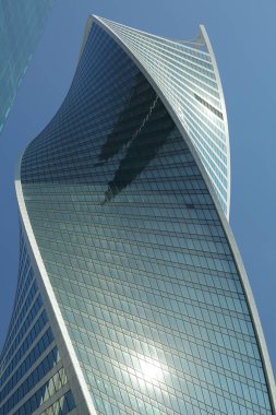 Moskova, Rusya - 13 Ağustos 2017: Düşük açılı görünüş Moscow City gökdelenlerin. Şehir merkezinde bir fütüristik tasarımı ile modern bir ticari binalar Moskova-City (Moskova Uluslararası İş Merkezi) olduğunu.