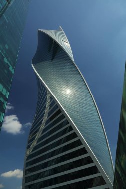 Moskova, Rusya - 13 Ağustos 2017: Düşük açılı görünüş Moscow City gökdelenlerin. Şehir merkezinde bir fütüristik tasarımı ile modern bir ticari binalar Moskova-City (Moskova Uluslararası İş Merkezi) olduğunu.