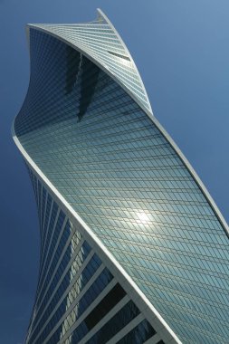 Moskova, Rusya - 13 Ağustos 2017: Düşük açılı görünüş Moscow City gökdelenlerin. Şehir merkezinde bir fütüristik tasarımı ile modern bir ticari binalar Moskova-City (Moskova Uluslararası İş Merkezi) olduğunu.