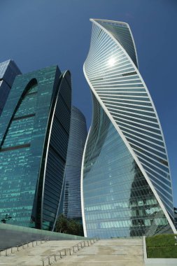 Moskova, Rusya - 13 Ağustos 2017: Düşük açılı görünüş Moscow City gökdelenlerin. Şehir merkezinde bir fütüristik tasarımı ile modern bir ticari binalar Moskova-City (Moskova Uluslararası İş Merkezi) olduğunu.