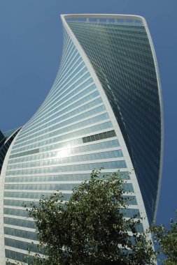 Moskova, Rusya - 13 Ağustos 2017: Düşük açılı görünüş Moscow City gökdelenlerin. Şehir merkezinde bir fütüristik tasarımı ile modern bir ticari binalar Moskova-City (Moskova Uluslararası İş Merkezi) olduğunu.