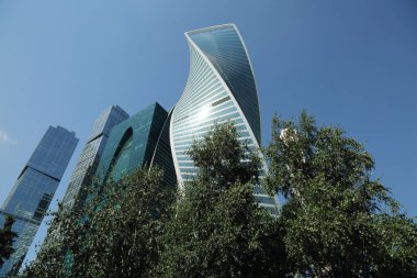 Moskova, Rusya - 13 Ağustos 2017: Düşük açılı görünüş Moscow City gökdelenlerin. Şehir merkezinde bir fütüristik tasarımı ile modern bir ticari binalar Moskova-City (Moskova Uluslararası İş Merkezi) olduğunu.