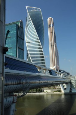 Moskova, Rusya - 13 Ağustos 2017: Düşük açılı görünüş Moscow City gökdelenlerin. Şehir merkezinde bir fütüristik tasarımı ile modern bir ticari binalar Moskova-City (Moskova Uluslararası İş Merkezi) olduğunu.