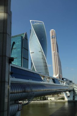Moskova, Rusya - 13 Ağustos 2017: Düşük açılı görünüş Moscow City gökdelenlerin. Şehir merkezinde bir fütüristik tasarımı ile modern bir ticari binalar Moskova-City (Moskova Uluslararası İş Merkezi) olduğunu.