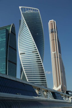 Moskova, Rusya - 13 Ağustos 2017: Düşük açılı görünüş Moscow City gökdelenlerin. Şehir merkezinde bir fütüristik tasarımı ile modern bir ticari binalar Moskova-City (Moskova Uluslararası İş Merkezi) olduğunu