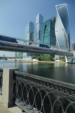 Moskova, Rusya - 13 Ağustos 2017: Düşük açılı görünüş Moscow City gökdelenlerin. Şehir merkezinde bir fütüristik tasarımı ile modern bir ticari binalar Moskova-City (Moskova Uluslararası İş Merkezi) olduğunu.