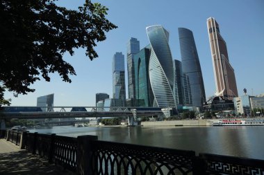 Moskova, Rusya - 13 Ağustos 2017: Düşük açılı görünüş Moscow City gökdelenlerin. Şehir merkezinde bir fütüristik tasarımı ile modern bir ticari binalar Moskova-City (Moskova Uluslararası İş Merkezi) olduğunu