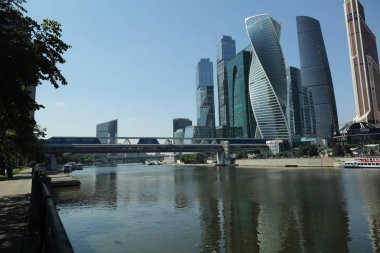 Moskova, Rusya - 13 Ağustos 2017: Düşük açılı görünüş Moscow City gökdelenlerin. Şehir merkezinde bir fütüristik tasarımı ile modern bir ticari binalar Moskova-City (Moskova Uluslararası İş Merkezi) olduğunu.