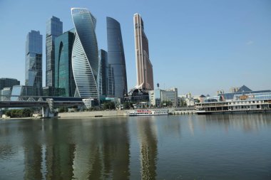 Moskova, Rusya - 13 Ağustos 2017: Düşük açılı görünüş Moscow City gökdelenlerin. Şehir merkezinde bir fütüristik tasarımı ile modern bir ticari binalar Moskova-City (Moskova Uluslararası İş Merkezi) olduğunu.