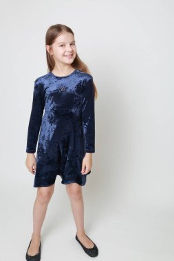 Bir stüdyo portre için poz elbiseli güzel genç kız