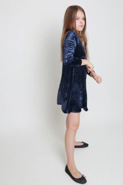 Bir stüdyo portre için poz elbiseli güzel genç kız