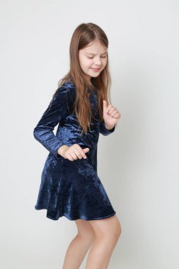 Bir stüdyo portre için poz elbiseli güzel genç kız