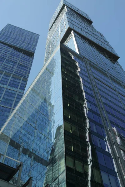 Moskova, Rusya - 13 Ağustos 2017: Düşük açılı görünüş Moscow City gökdelenlerin. Şehir merkezinde bir fütüristik tasarımı ile modern bir ticari binalar Moskova-City (Moskova Uluslararası İş Merkezi) olduğunu.
