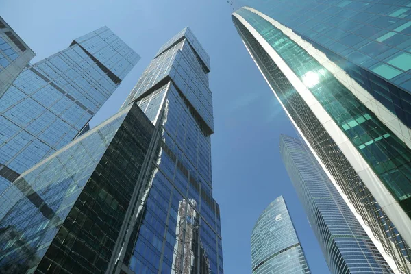 Moskova, Rusya - 13 Ağustos 2017: Düşük açılı görünüş Moscow City gökdelenlerin. Şehir merkezinde bir fütüristik tasarımı ile modern bir ticari binalar Moskova-City (Moskova Uluslararası İş Merkezi) olduğunu.