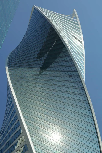 Moskova, Rusya - 13 Ağustos 2017: Düşük açılı görünüş Moscow City gökdelenlerin. Şehir merkezinde bir fütüristik tasarımı ile modern bir ticari binalar Moskova-City (Moskova Uluslararası İş Merkezi) olduğunu.