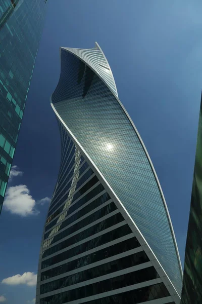 Moskova, Rusya - 13 Ağustos 2017: Düşük açılı görünüş Moscow City gökdelenlerin. Şehir merkezinde bir fütüristik tasarımı ile modern bir ticari binalar Moskova-City (Moskova Uluslararası İş Merkezi) olduğunu.