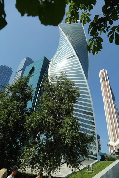 Moskova, Rusya - 13 Ağustos 2017: Düşük açılı görünüş Moscow City gökdelenlerin. Şehir merkezinde bir fütüristik tasarımı ile modern bir ticari binalar Moskova-City (Moskova Uluslararası İş Merkezi) olduğunu.