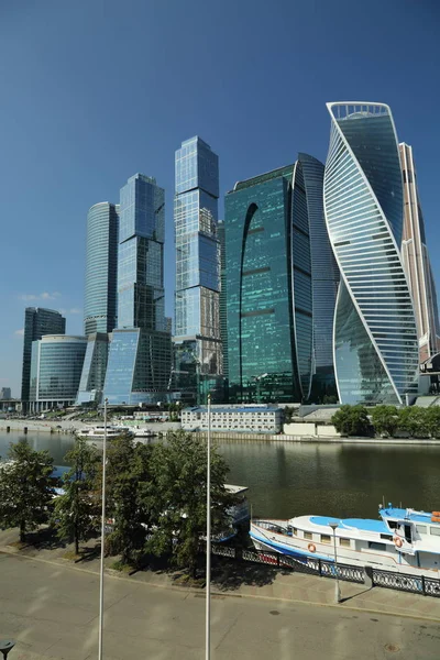 Moskova, Rusya - 13 Ağustos 2017: Düşük açılı görünüş Moscow City gökdelenlerin. Şehir merkezinde bir fütüristik tasarımı ile modern bir ticari binalar Moskova-City (Moskova Uluslararası İş Merkezi) olduğunu