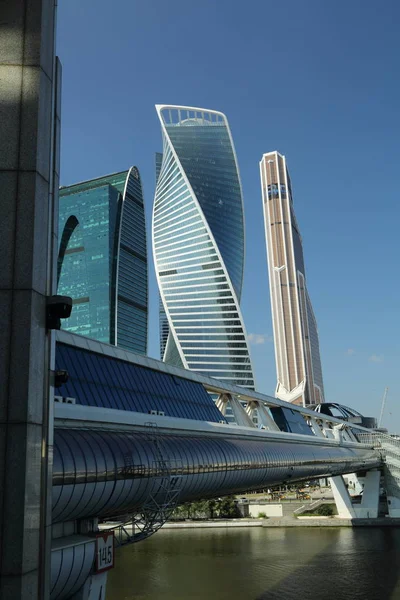 Moskova, Rusya - 13 Ağustos 2017: Düşük açılı görünüş Moscow City gökdelenlerin. Şehir merkezinde bir fütüristik tasarımı ile modern bir ticari binalar Moskova-City (Moskova Uluslararası İş Merkezi) olduğunu.