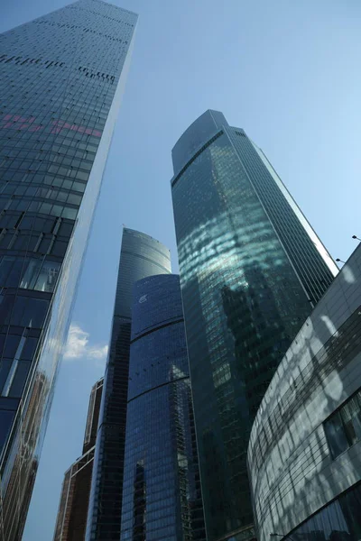 Moskova, Rusya - 13 Ağustos 2017: Düşük açılı görünüş Moscow City gökdelenlerin. Şehir merkezinde bir fütüristik tasarımı ile modern bir ticari binalar Moskova-City (Moskova Uluslararası İş Merkezi) olduğunu