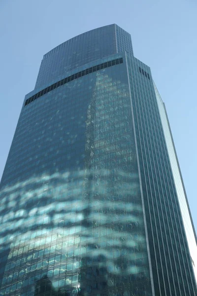 Moskova, Rusya - 13 Ağustos 2017: Düşük açılı görünüş Moscow City gökdelenlerin. Şehir merkezinde bir fütüristik tasarımı ile modern bir ticari binalar Moskova-City (Moskova Uluslararası İş Merkezi) olduğunu