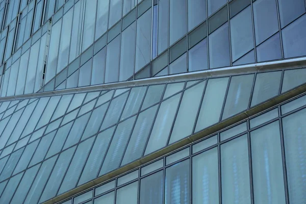 Moskova, Rusya - 13 Ağustos 2017: Düşük açılı görünüş Moscow City gökdelenlerin. Şehir merkezinde bir fütüristik tasarımı ile modern bir ticari binalar Moskova-City (Moskova Uluslararası İş Merkezi) olduğunu.