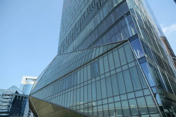 モスクワ ロシア連邦 2017 モスクワ市高層ビルの低の視野 モスクワ モスクワ国際ビジネス センター はダウンタウンで未来的なデザインと近代的な商業ビルです — ストック写真