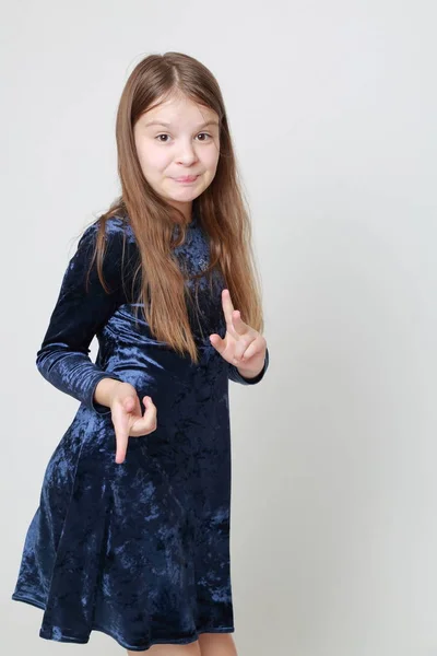 Linda Menina Adolescente Vestido Posando Para Retrato Estúdio — Fotografia de Stock