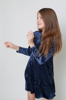 Bir stüdyo portre için poz elbiseli güzel genç kız