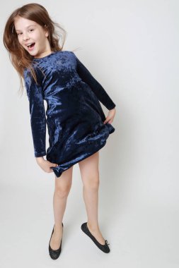 Bir stüdyo portre için poz elbisenin içinde çok güzel genç kız