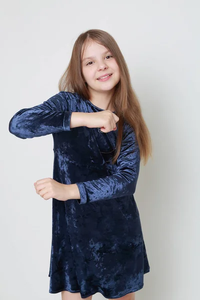Schitterend Tiener Meisje Een Jurk Poseren Voor Een Studio Portret — Stockfoto