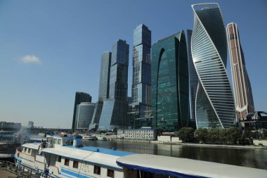 Moskova, Rusya - 13 Ağustos 2017: Düşük açılı görünüş Moscow City gökdelenlerin. Şehir merkezinde bir fütüristik tasarımı ile modern bir ticari binalar Moskova-City (Moskova Uluslararası İş Merkezi) olduğunu.