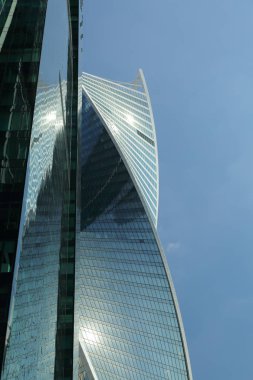 Moskova, Rusya - 13 Ağustos 2017: Düşük açılı görünüş Moscow City gökdelenlerin. Şehir merkezinde bir fütüristik tasarımı ile modern bir ticari binalar Moskova-City (Moskova Uluslararası İş Merkezi) olduğunu.