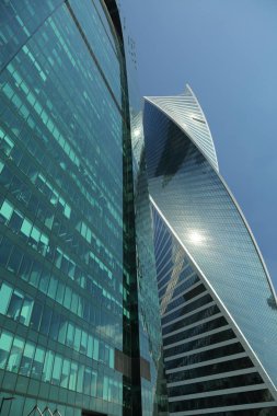 Moskova, Rusya - 13 Ağustos 2017: Düşük açılı görünüş Moscow City gökdelenlerin. Şehir merkezinde bir fütüristik tasarımı ile modern bir ticari binalar Moskova-City (Moskova Uluslararası İş Merkezi) olduğunu.