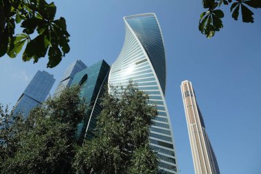 Moskova, Rusya - 13 Ağustos 2017: Düşük açılı görünüş Moscow City gökdelenlerin. Şehir merkezinde bir fütüristik tasarımı ile modern bir ticari binalar Moskova-City (Moskova Uluslararası İş Merkezi) olduğunu.