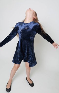 Bir stüdyo portre için poz elbiseli güzel genç kız