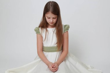 Bir stüdyo portre için poz elbiseli güzel genç kız