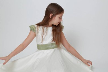 Bir stüdyo portre için poz elbiseli güzel genç kız