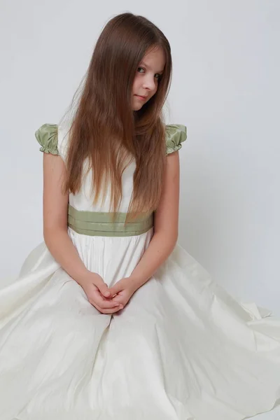 Superbe Adolescente Dans Une Robe Posant Pour Portrait Studio — Photo