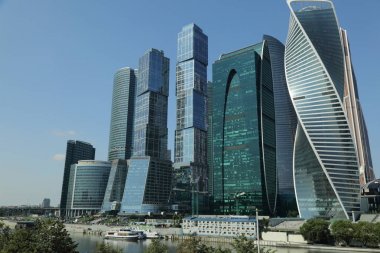 Moskova, Rusya - 13 Ağustos 2017: Düşük açılı görünüş Moscow City gökdelenlerin. Şehir merkezinde bir fütüristik tasarımı ile modern bir ticari binalar Moskova-City (Moskova Uluslararası İş Merkezi) olduğunu.