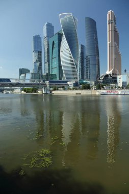 Moskova, Rusya - 13 Ağustos 2017: Düşük açılı görünüş Moscow City gökdelenlerin. Şehir merkezinde bir fütüristik tasarımı ile modern bir ticari binalar Moskova-City (Moskova Uluslararası İş Merkezi) olduğunu.