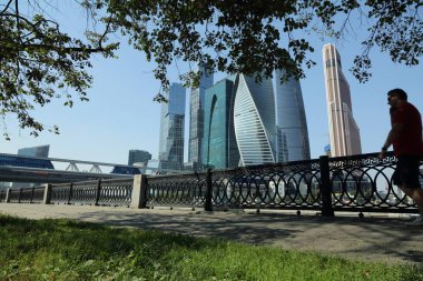 Moskova, Rusya - 13 Ağustos 2017: Düşük açılı görünüş Moscow City gökdelenlerin. Şehir merkezinde bir fütüristik tasarımı ile modern bir ticari binalar Moskova-City (Moskova Uluslararası İş Merkezi) olduğunu.