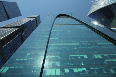 Moskova, Rusya - 13 Ağustos 2017: Düşük açılı görünüş Moscow City gökdelenlerin. Şehir merkezinde bir fütüristik tasarımı ile modern bir ticari binalar Moskova-City (Moskova Uluslararası İş Merkezi) olduğunu.