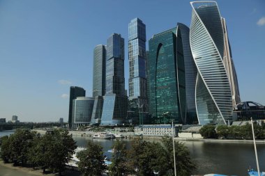 Moskova, Rusya - 13 Ağustos 2017: Düşük açılı görünüş Moscow City gökdelenlerin. Şehir merkezinde bir fütüristik tasarımı ile modern bir ticari binalar Moskova-City (Moskova Uluslararası İş Merkezi) olduğunu.